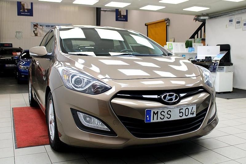 Begagnad Hyundai i30 135 HK (99 kW) 2012 Ljusbrun Halvkombi