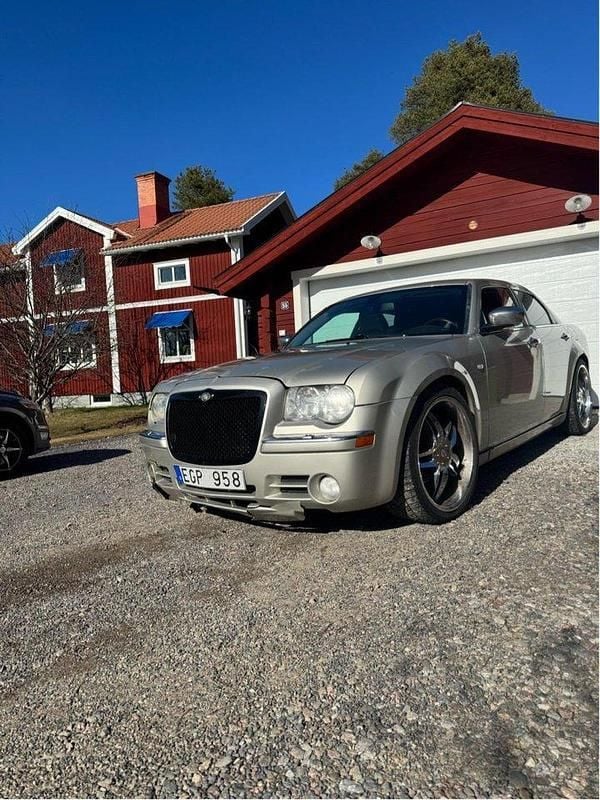 Grå Begagnad 2007 Chrysler 300C Sedan | 29 000 kr (Superpris) - Bild 1/4