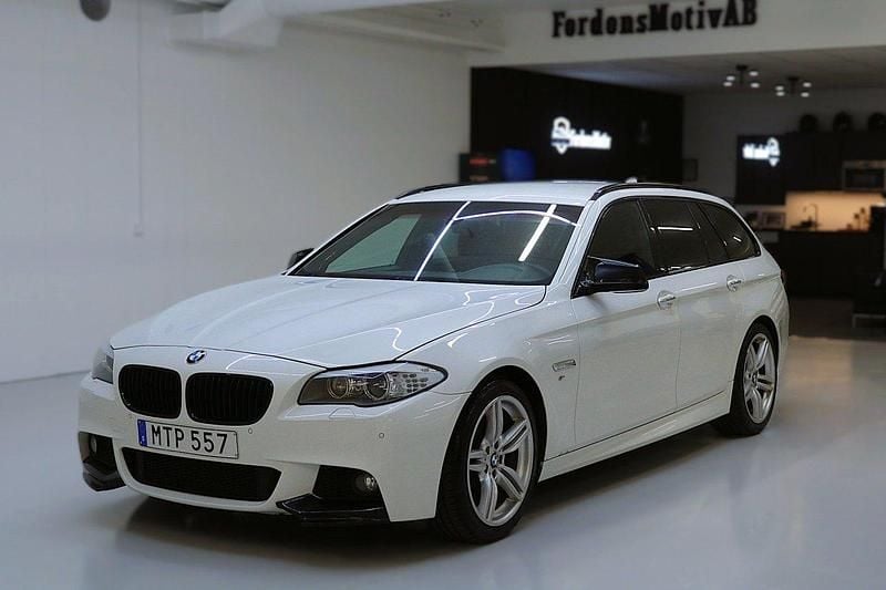 Vit Begagnad 2012 BMW 520 M Sport Kombi | 109 900 kr (Lite dyr) - Bild 1/4