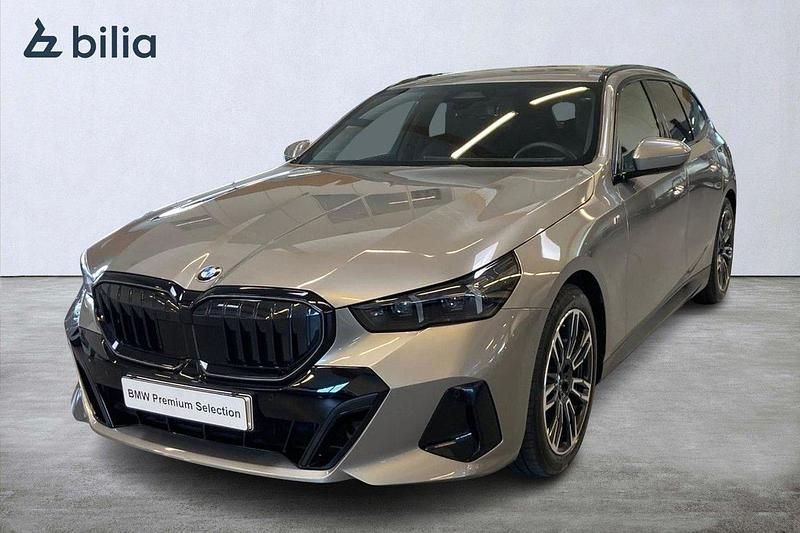 Grå Begagnad 2024 BMW 520 M Sport Kombi | 619 000 kr (Dyr) - Bild 1/4