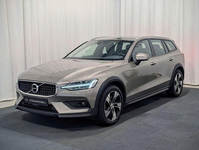 Grå Begagnad 2019 Volvo V60 CC Momentum Kombi | 289 900 kr (Marknadspris) - Bild 1/4