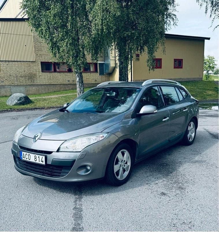 Grå Begagnad 2011 Renault Mégane GrandTour Kombi | 37 000 kr (Superpris) - Bild 1/4