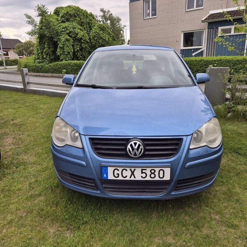 Blå Begagnad 2008 VW Polo Comfortline Halvkombi | 24 000 kr (Lite dyr) - Bild 1/4