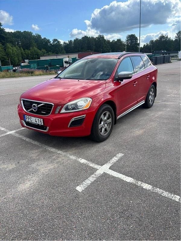 Röd Begagnad 2012 Volvo XC60 R-Design SUV | 126 000 kr (Marknadspris) - Bild 1/4