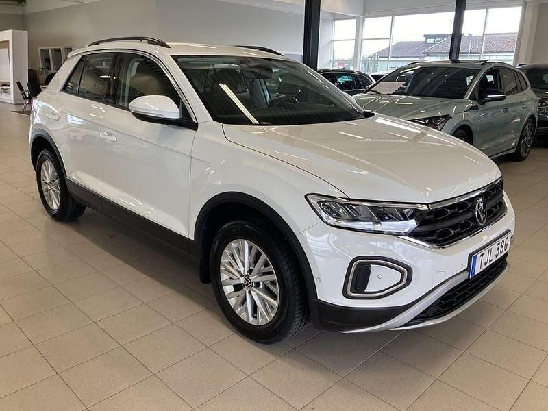 Vit (pure white) Begagnad 2022 VW T-Roc Life SUV | 249 900 kr (Bra pris) - Bild 1/4