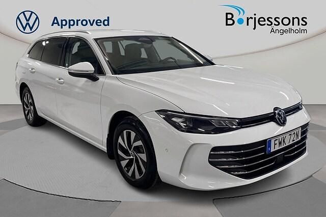 Vit Begagnad 2024 VW Passat Business Kombi | 344 000 kr (Marknadspris) - Bild 1/4