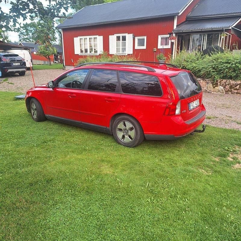 Röd Begagnad 2010 Volvo V50 Kombi | 37 000 kr (Bra pris) - Bild 1/1