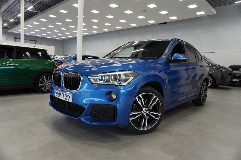 Blå Begagnad 2016 BMW X1 M Sport SUV | 294 900 kr (Marknadspris) - Bild 1/4