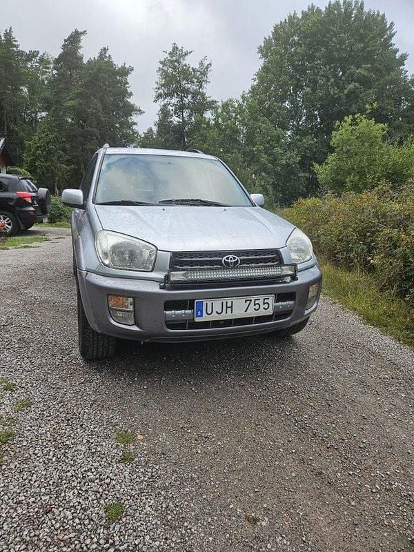 Silver Begagnad 2003 Toyota RAV4 SUV | 49 000 kr (Marknadspris) - Bild 1/4