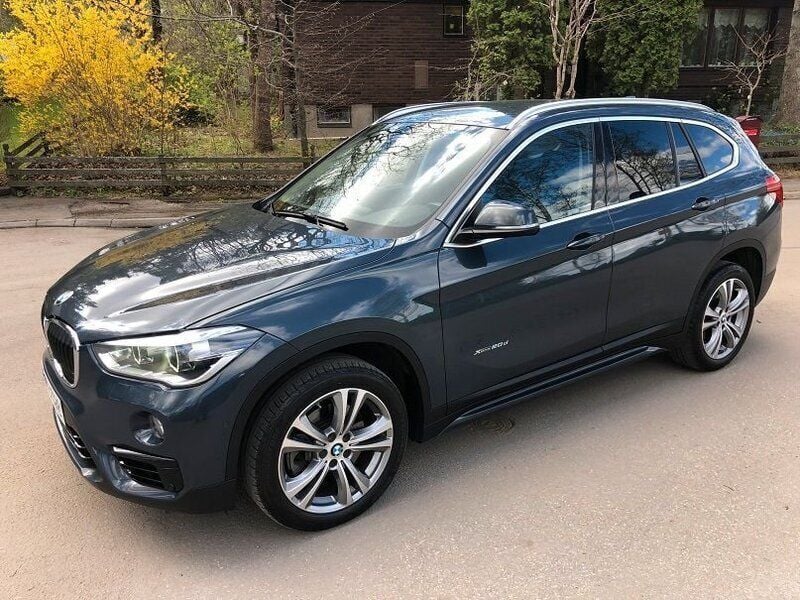 Grå Begagnad 2017 BMW X1 Sport Line SUV | 249 900 kr (Marknadspris) - Bild 1/4
