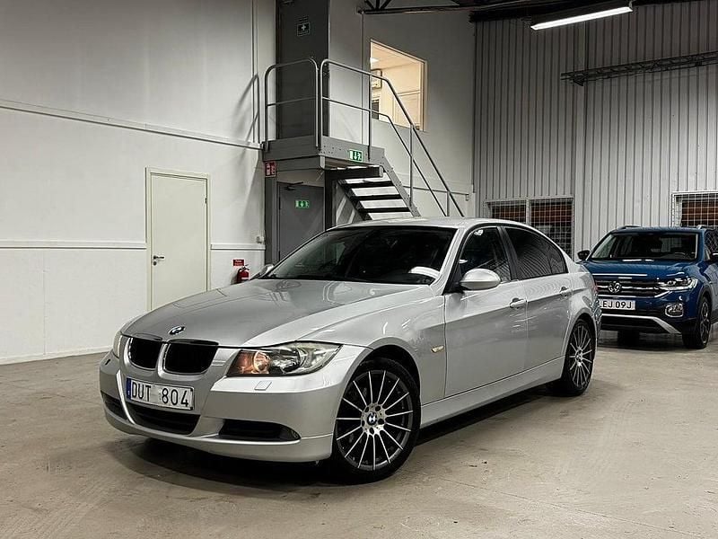Grå Begagnad 2008 BMW 320 Advantage Sedan | 54 900 kr (Marknadspris) - Bild 1/4