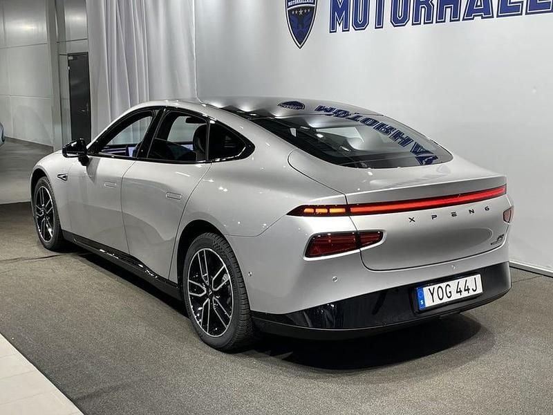 Begagnad XPENG P7 352 kW (479 HK) 2024 Silver Sedan