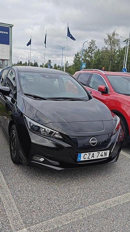 Svart Begagnad 2022 Nissan Leaf Halvkombi | 210 000 kr (Marknadspris) - Bild 1/2