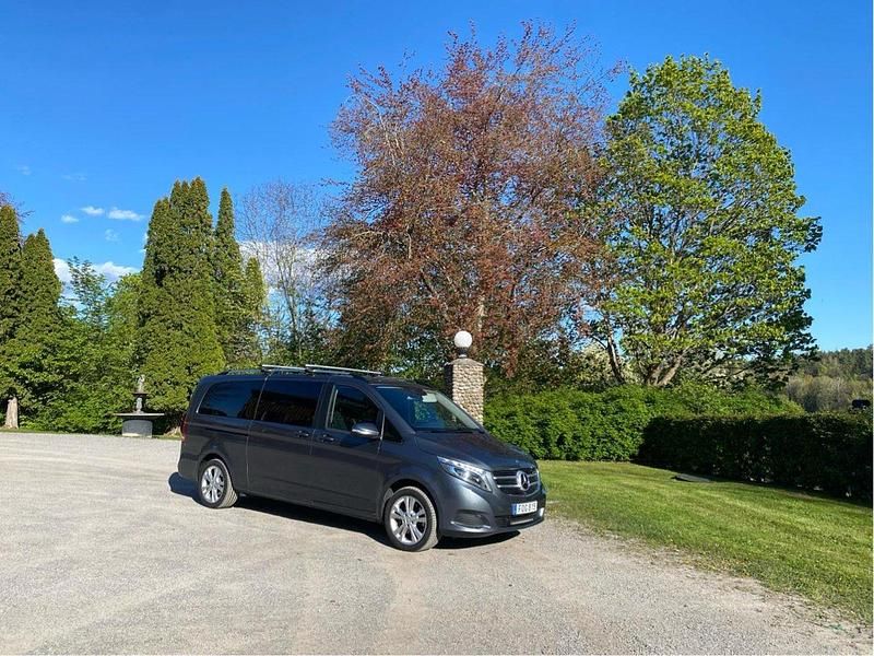 Grå Begagnad 2016 Mercedes V220 Minibuss | 430 000 kr (Lite dyr) - Bild 1/4