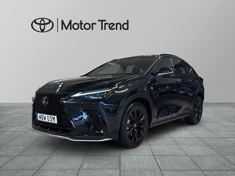 Svart Begagnad 2025 Lexus NX450h+ Sport Line SUV | 639 000 kr (Marknadspris) - Bild 1/4