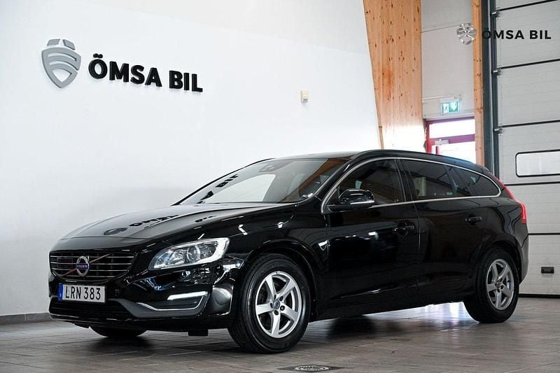 Svart Begagnad 2014 Volvo V60 Momentum Kombi | 129 800 kr (Marknadspris) - Bild 1/4