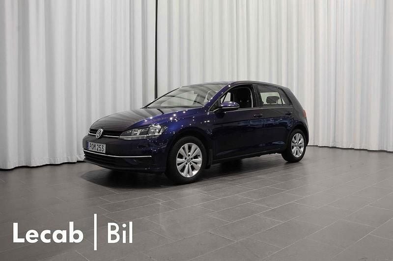 Mörkblå (atlantik blue metallic) Begagnad 2018 VW Golf VII Kombi | 139 500 kr (Marknadspris) - Bild 1/4