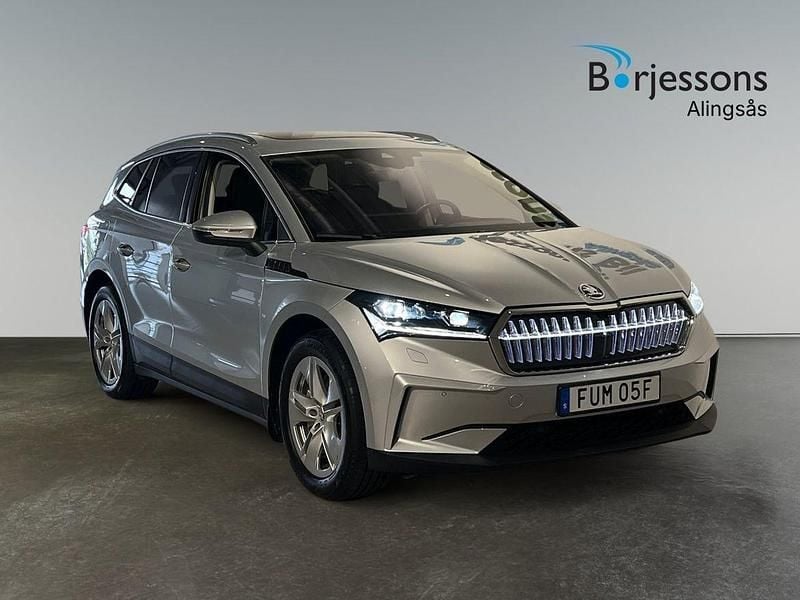 Silver Begagnad 2023 Skoda Enyaq iV SUV | 449 900 kr (Bra pris) - Bild 1/4
