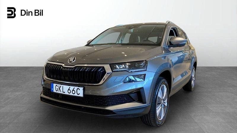 Grå Begagnad 2023 Skoda Karoq Style SUV | 279 900 kr (Marknadspris) - Bild 1/4