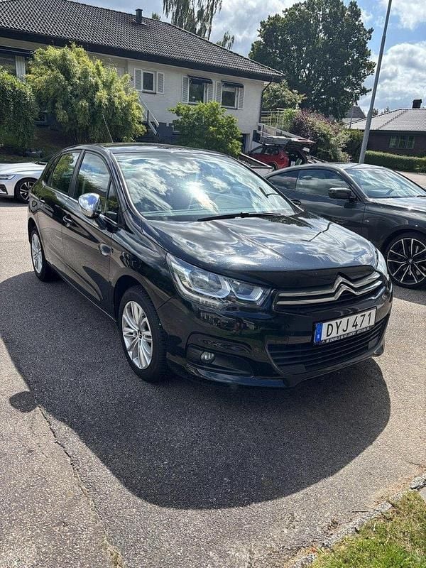Svart Begagnad 2016 Citroën C4 Halvkombi | 87 000 kr (Marknadspris) - Bild 1/4