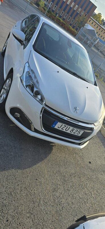 Vit Begagnad 2016 Peugeot 208 Halvkombi | 59 500 kr (Marknadspris) - Bild 1/4