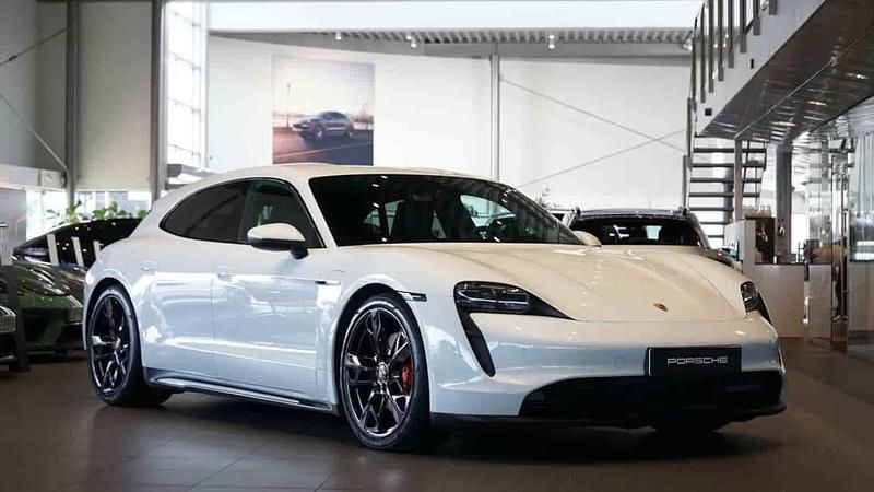 Vit Begagnad 2023 Porsche Taycan Sport Turismo Kombi | 695 000 kr (Bra pris) - Bild 1/1