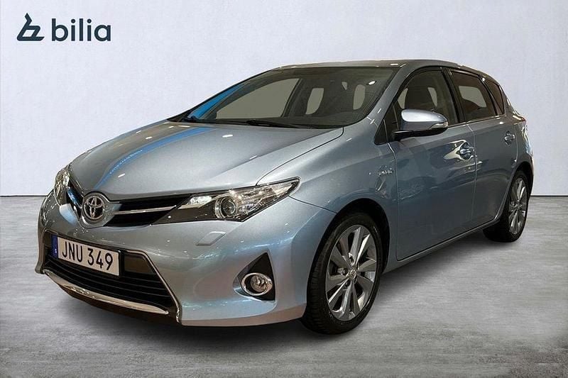 Ljusblå Begagnad 2014 Toyota Auris Hybrid Halvkombi | 159 000 kr (Marknadspris) - Bild 1/4