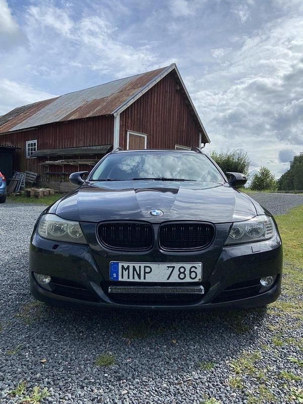 Svart Begagnad 2009 BMW 320 Kombi | 71 900 kr (Marknadspris) - Bild 1/4