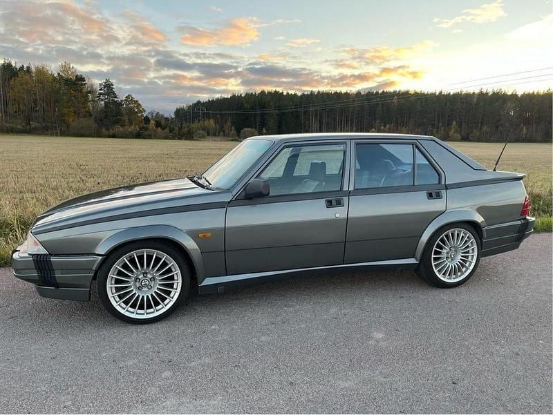 Begagnad 1988 Alfa Romeo 75 Sedan | 185 000 kr - Bild 1/4