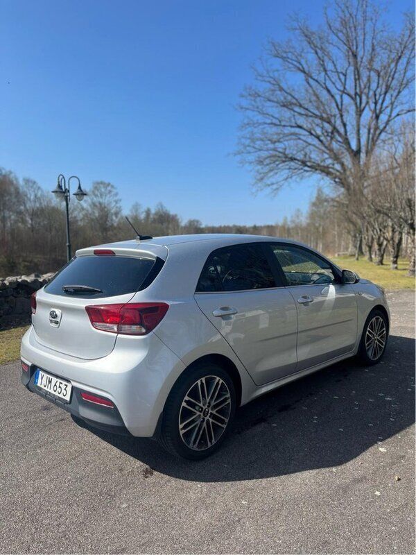 Grå Begagnad 2017 Kia Rio Halvkombi | 113 000 kr (Marknadspris) - Bild 1/4