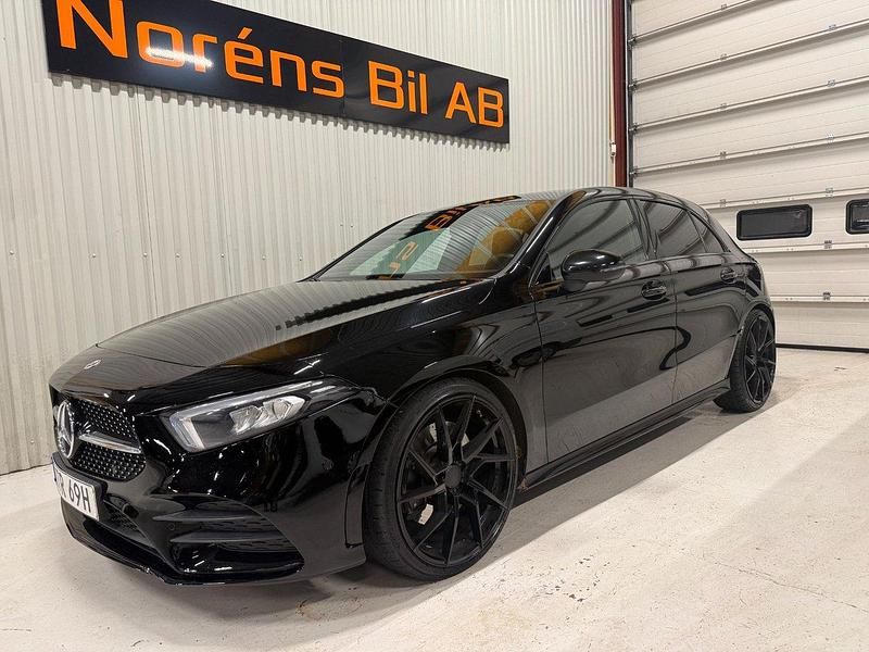 Svart Begagnad 2021 Mercedes A250 AMG Halvkombi | 299 000 kr (Marknadspris) - Bild 1/4
