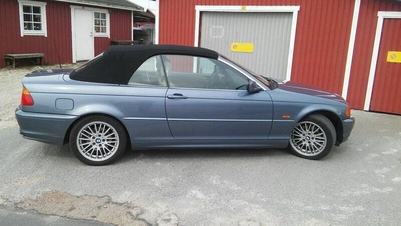 Blå Begagnad 2002 BMW 325 Cabriolet Cab | 135 000 kr (Marknadspris) - Bild 1/4