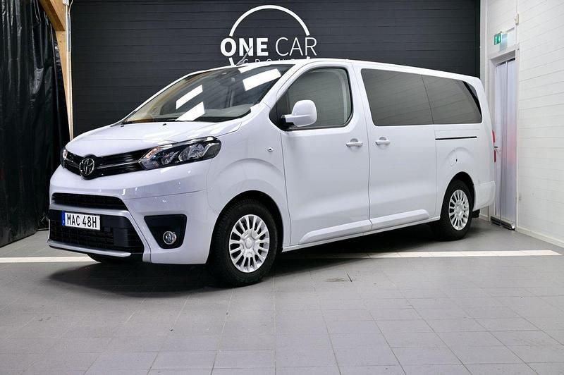 Vit Begagnad 2023 Toyota Proace Verso Kombi | 449 800 kr (Dyr) - Bild 1/4