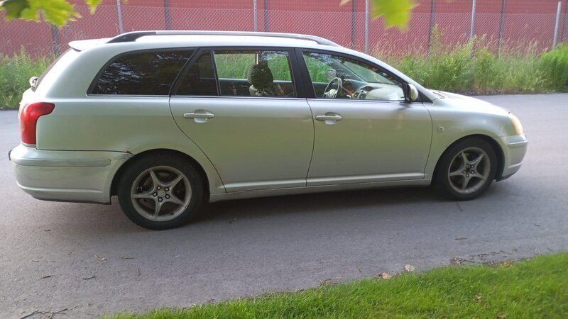 Silver Begagnad 2004 Toyota Avensis Kombi | 28 000 kr (Marknadspris) - Bild 1/4