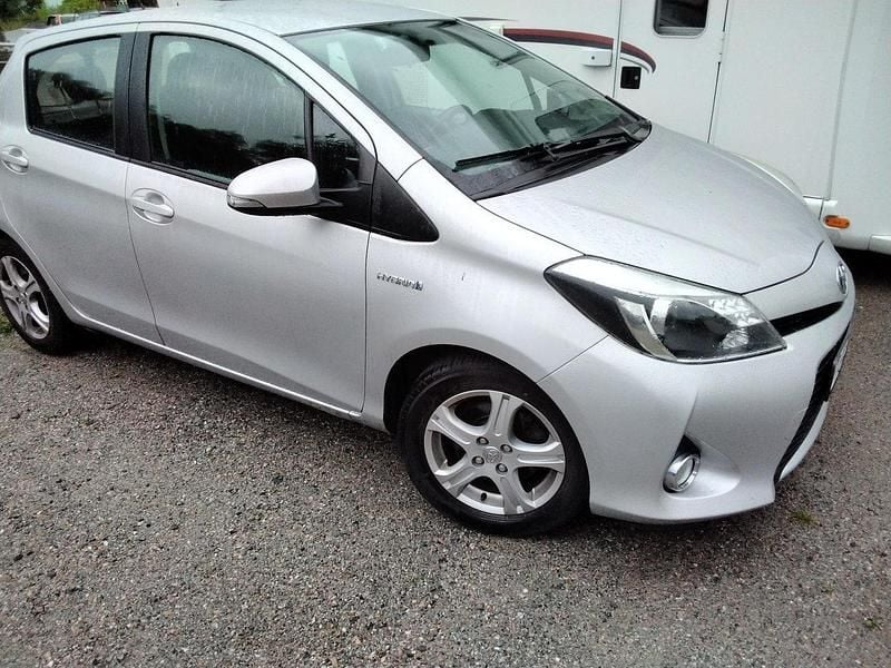 Silver Begagnad 2013 Toyota Yaris Hybrid Active Halvkombi | 105 000 kr (Dyr) - Bild 1/4