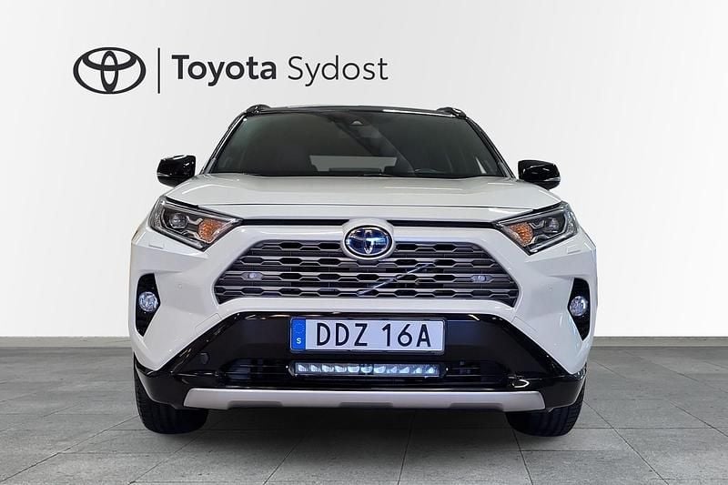 Begagnad Toyota RAV4 Hybrid Style 220 HK (161 kW) 2019 White pearl med svart tak SUV