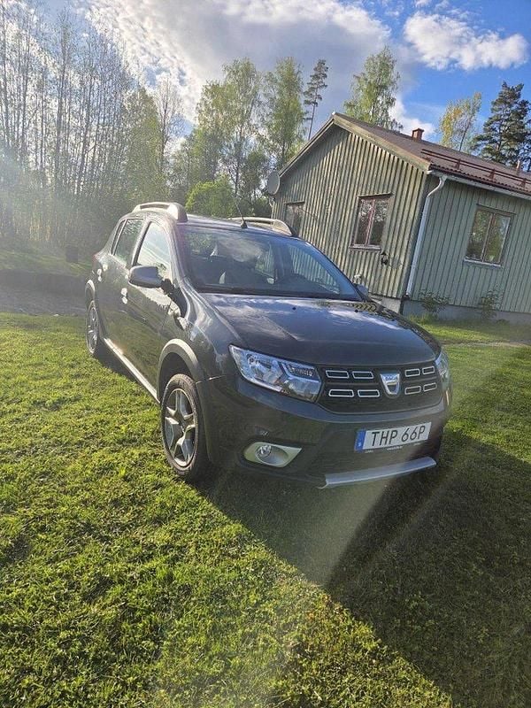 Grå Begagnad 2019 Dacia Sandero Stepway Halvkombi | 70 000 kr (Marknadspris) - Bild 1/3