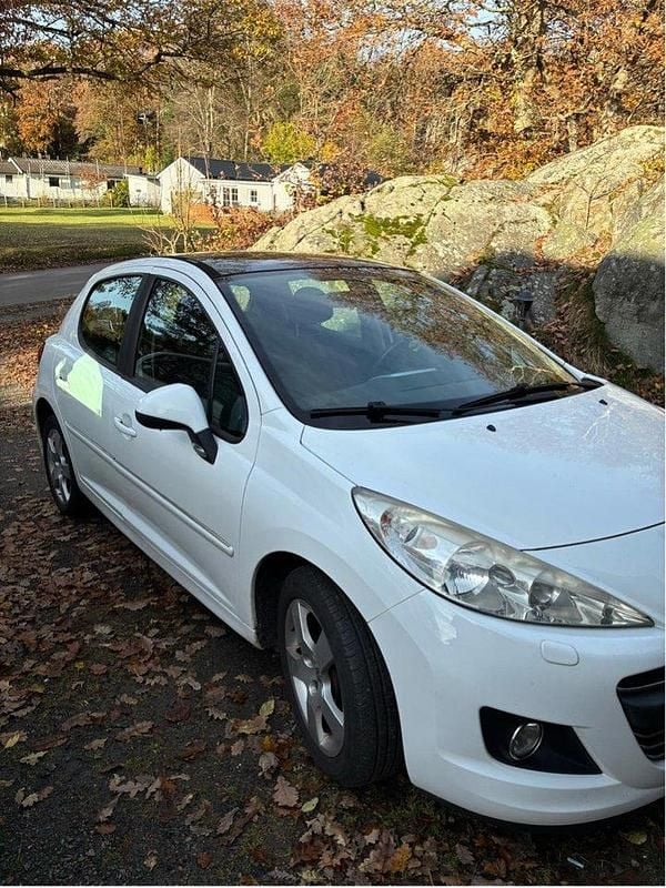 Vit Begagnad 2009 Peugeot 207 Halvkombi | 30 000 kr (Marknadspris) - Bild 1/4