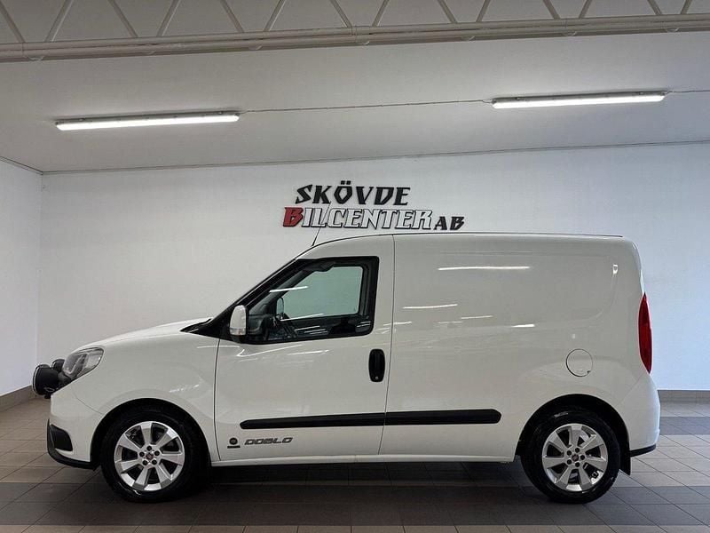 Vit Begagnad 2016 Fiat Doblò Minibuss | 69 500 kr (Marknadspris) - Bild 1/4