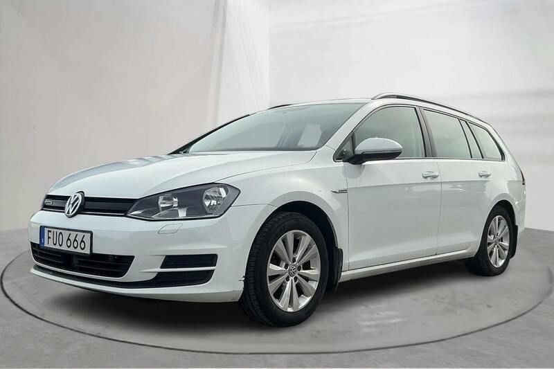 Vit Begagnad 2016 VW Golf VII | 125 000 kr (Superpris) - Bild 1/4