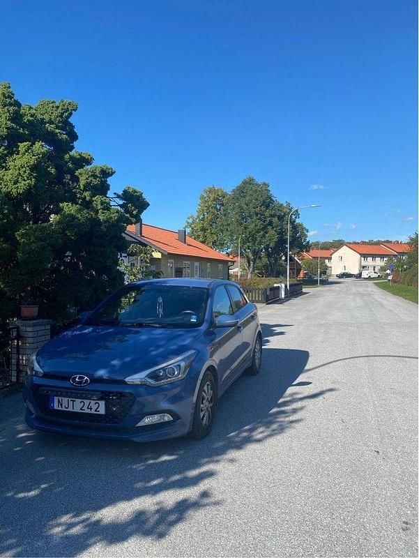 Blå Begagnad 2016 Hyundai i20 Comfort Halvkombi | 65 000 kr (Bra pris) - Bild 1/4