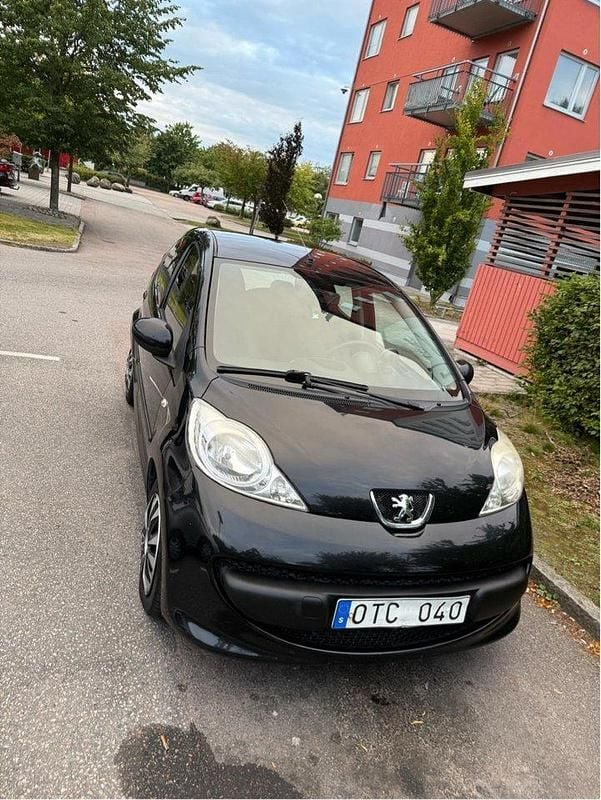 Svart Begagnad 2008 Peugeot 107 Halvkombi | 25 000 kr (Marknadspris) - Bild 1/4