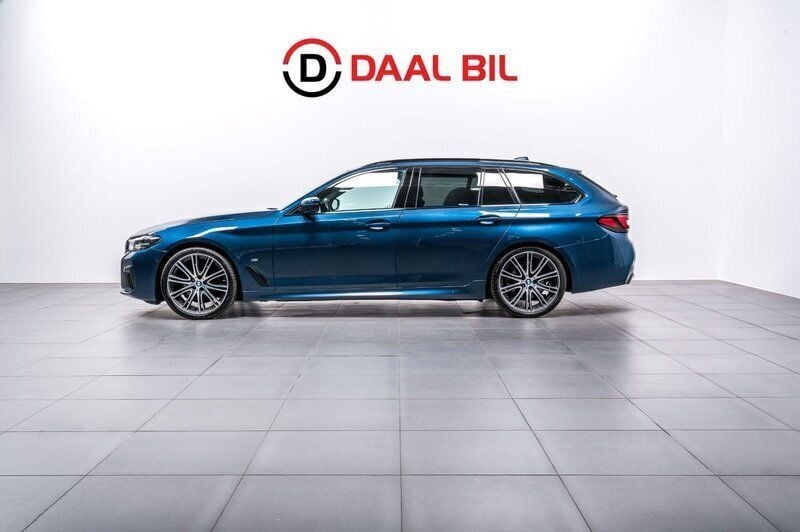 Blå Begagnad 2020 BMW 520 M Sport Kombi | 349 700 kr (Marknadspris) - Bild 1/4
