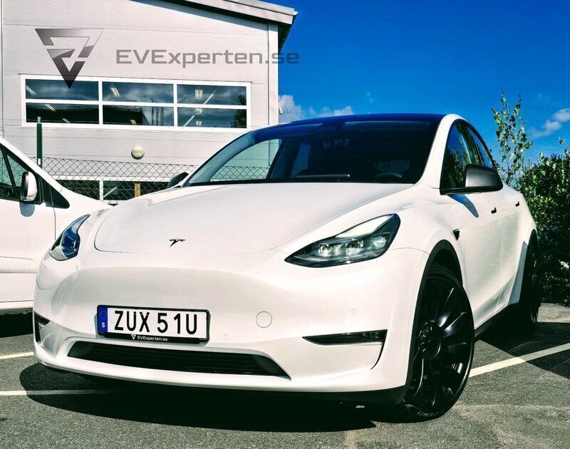 Vit Begagnad 2022 Tesla Model Y Performance SUV | 449 000 kr - Bild 1/4