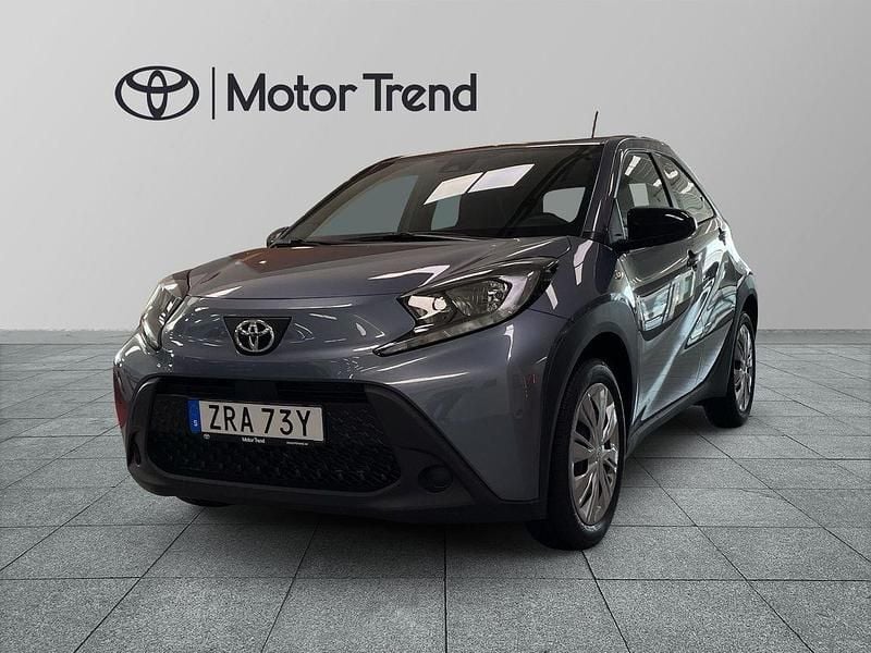 Grå Ny 2025 Toyota Aygo Play Halvkombi | 209 900 kr (Marknadspris) - Bild 1/4