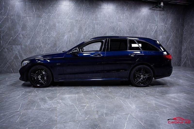 Begagnad Mercedes C300e AMG line 306 HK (225 kW) 2020 Blå Kombi