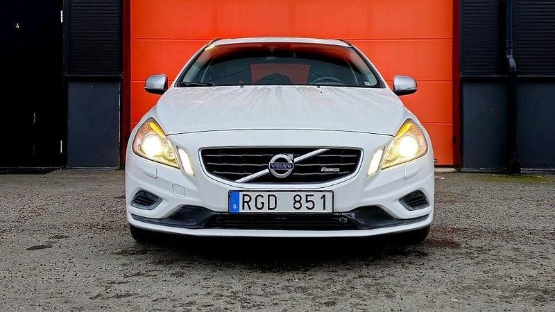 Vit Begagnad 2012 Volvo V60 R-Design Kombi | 119 900 kr (Marknadspris) - Bild 1/4