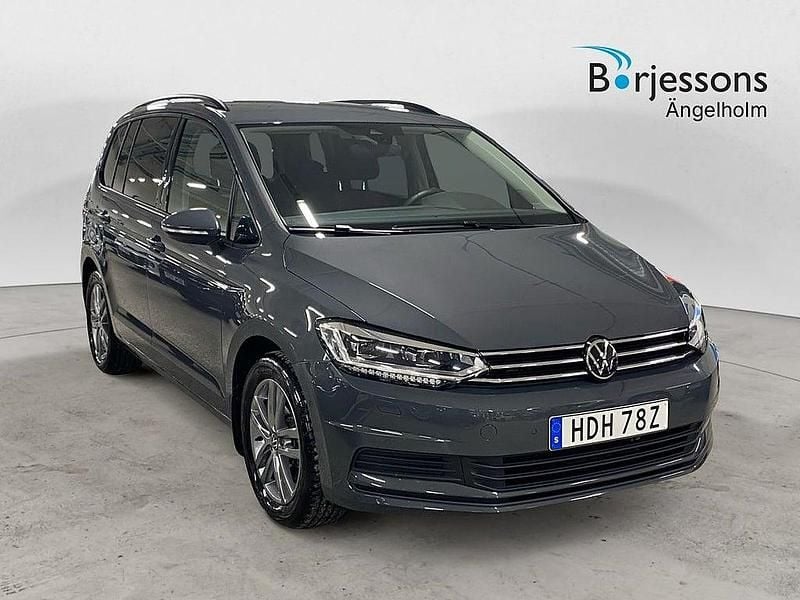 Mörkgrå Begagnad 2024 VW Touran Minibuss | 349 000 kr (Superpris) - Bild 1/4