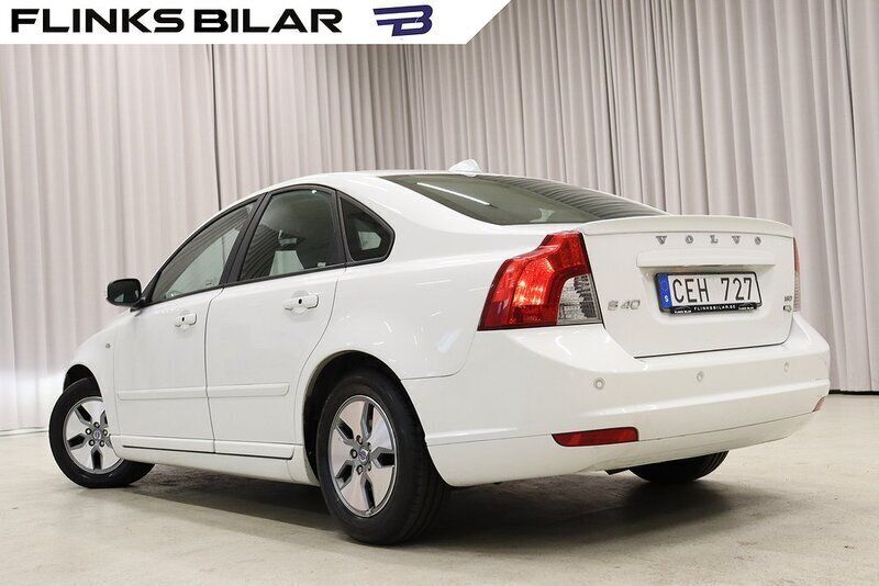 Vit Begagnad 2009 Volvo S40 Sedan | 39 900 kr (Marknadspris) - Bild 1/4