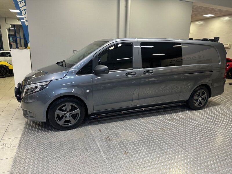 Grå Begagnad 2022 Mercedes Vito Minibuss | 529 000 kr - Bild 1/4